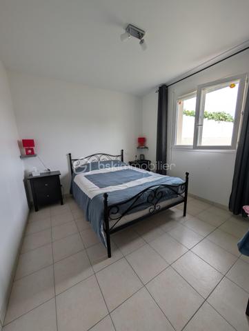 Découvrez cette maison contemporaine de 101 m² avec en plus son garage de 15m², à quelques pas du centre ville de Saint-André-de-Cubzac, nichée au calme d'une impasse privative.
Ainsi vous bénéficierez d’une proximité immédiate à pied de toutes les commodités (commerces, écoles, lycée), elle est idéale pour une vie de famille ou pour des retraités.
Côté jardin, le terrain de 444m² entièrement clôturé invite à la détente.

Dès l'entrée, vous serez séduit par une vaste pièce de vie de 48 m2 lumineuse avec une cuisine intégrée toute équipée, cellier. 
Vous profiterez également d’une agréable terrasse couverte, parfaite pour vos repas en extérieur.

L'espace nuit se compose de 3 chambres, dont une configuration parentale avec son propre dressing, placard chaussures, et sa salle d'eau privative (douche, simple vasque et WC).
Une grande salle de bains familiale avec baignoire, douche indépendante et d'un grand meuble simple vasque.
WC indépendant.

Les "plus" techniques et confort :
Chauffage au sol pour un confort thermique optimal et homogène. DPE C
Garage + possibilité de stationner jusqu'à 4 véhicules sur la parcelle.
Portail électrique pour plus de sécurité et de confort au quotidien.

Accès à la gare en 4 minutes en voiture
Bordeaux à 25km
Libourne à 22km