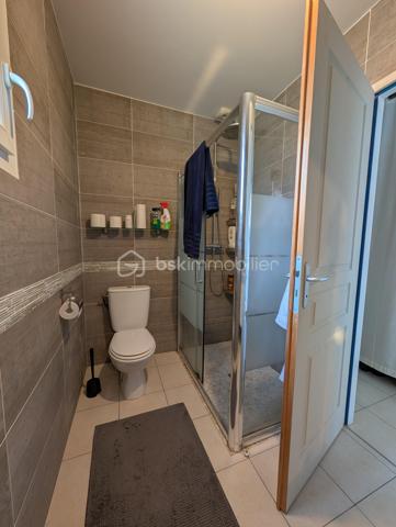 Découvrez cette maison contemporaine de 101 m² avec en plus son garage de 15m², à quelques pas du centre ville de Saint-André-de-Cubzac, nichée au calme d'une impasse privative.
Ainsi vous bénéficierez d’une proximité immédiate à pied de toutes les commodités (commerces, écoles, lycée), elle est idéale pour une vie de famille ou pour des retraités.
Côté jardin, le terrain de 444m² entièrement clôturé invite à la détente.

Dès l'entrée, vous serez séduit par une vaste pièce de vie de 48 m2 lumineuse avec une cuisine intégrée toute équipée, cellier. 
Vous profiterez également d’une agréable terrasse couverte, parfaite pour vos repas en extérieur.

L'espace nuit se compose de 3 chambres, dont une configuration parentale avec son propre dressing, placard chaussures, et sa salle d'eau privative (douche, simple vasque et WC).
Une grande salle de bains familiale avec baignoire, douche indépendante et d'un grand meuble simple vasque.
WC indépendant.

Les "plus" techniques et confort :
Chauffage au sol pour un confort thermique optimal et homogène. DPE C
Garage + possibilité de stationner jusqu'à 4 véhicules sur la parcelle.
Portail électrique pour plus de sécurité et de confort au quotidien.

Accès à la gare en 4 minutes en voiture
Bordeaux à 25km
Libourne à 22km