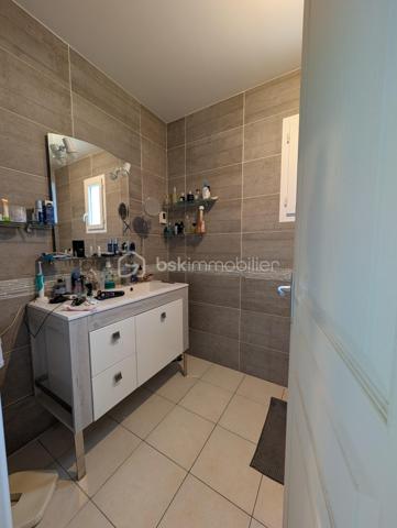 Découvrez cette maison contemporaine de 101 m² avec en plus son garage de 15m², à quelques pas du centre ville de Saint-André-de-Cubzac, nichée au calme d'une impasse privative.
Ainsi vous bénéficierez d’une proximité immédiate à pied de toutes les commodités (commerces, écoles, lycée), elle est idéale pour une vie de famille ou pour des retraités.
Côté jardin, le terrain de 444m² entièrement clôturé invite à la détente.

Dès l'entrée, vous serez séduit par une vaste pièce de vie de 48 m2 lumineuse avec une cuisine intégrée toute équipée, cellier. 
Vous profiterez également d’une agréable terrasse couverte, parfaite pour vos repas en extérieur.

L'espace nuit se compose de 3 chambres, dont une configuration parentale avec son propre dressing, placard chaussures, et sa salle d'eau privative (douche, simple vasque et WC).
Une grande salle de bains familiale avec baignoire, douche indépendante et d'un grand meuble simple vasque.
WC indépendant.

Les "plus" techniques et confort :
Chauffage au sol pour un confort thermique optimal et homogène. DPE C
Garage + possibilité de stationner jusqu'à 4 véhicules sur la parcelle.
Portail électrique pour plus de sécurité et de confort au quotidien.

Accès à la gare en 4 minutes en voiture
Bordeaux à 25km
Libourne à 22km