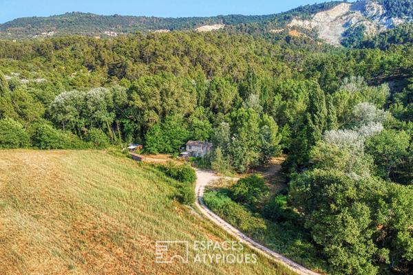 Un écrin provençal entre pierres anciennes et habitats singuliers