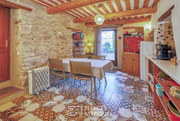 Un écrin provençal entre pierres anciennes et habitats singuliers