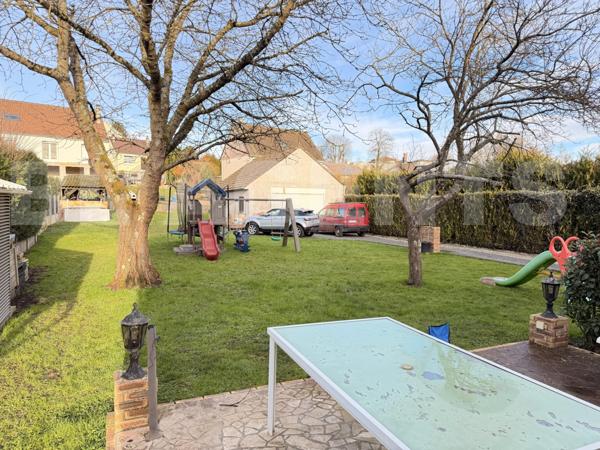  Maison familiale de 143 M2 rénovée avec un grand garage de 60M2 jardin et équipements modernes à Br