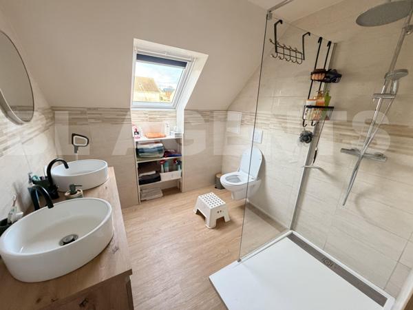  Maison familiale de 143 M2 rénovée avec un grand garage de 60M2 jardin et équipements modernes à Br