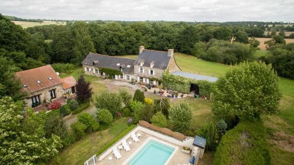 Propriété de caractère en Bretagne avec grand gîte, piscine et 1,6 hectare – résidence principale et potentiel de revenus près de Pontivy