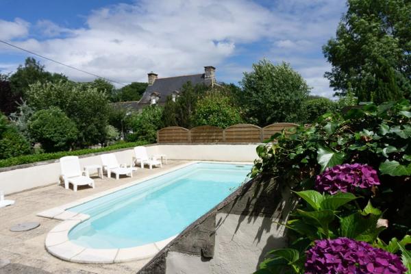 Propriété de caractère en Bretagne avec grand gîte, piscine et 1,6 hectare – résidence principale et potentiel de revenus près de Pontivy