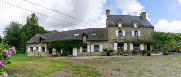 Propriété de caractère en Bretagne avec grand gîte, piscine et 1,6 hectare – résidence principale et potentiel de revenus près de Pontivy