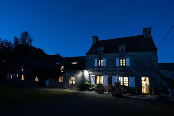 Propriété de caractère en Bretagne avec grand gîte, piscine et 1,6 hectare – résidence principale et potentiel de revenus près de Pontivy