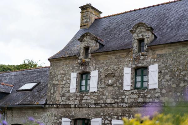 Propriété de caractère en Bretagne avec grand gîte, piscine et 1,6 hectare – résidence principale et potentiel de revenus près de Pontivy