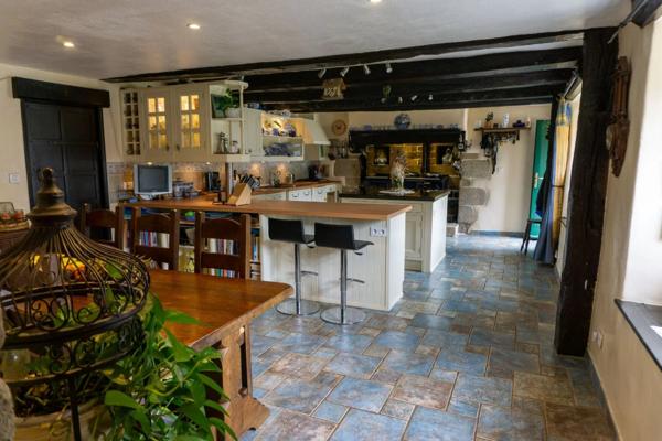 Propriété de caractère en Bretagne avec grand gîte, piscine et 1,6 hectare – résidence principale et potentiel de revenus près de Pontivy