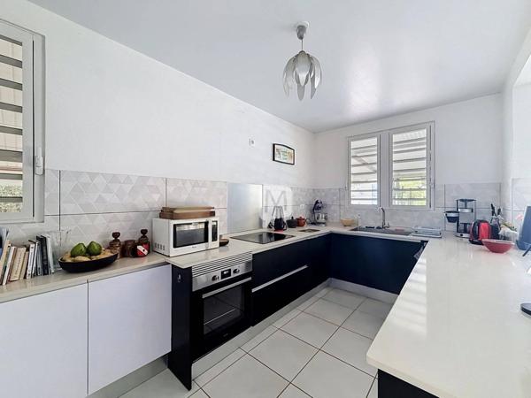 DPT GUYANE, à vendre RÉMIRE MONTJOLY villa T5 de 144,20 m2 avec piscine