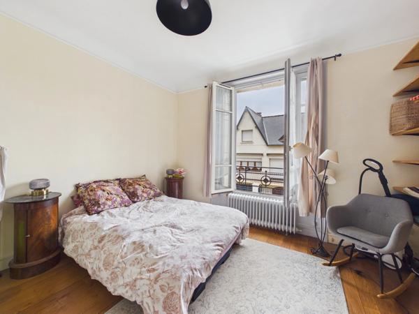 - 78000 VERSAILLES - QUARTIER MONTREUIL - CHARME DE L'ANCIEN - PARQUET MOULURES CHEMINEES - EXPOSE SUD SUR JARDIN - GRANDE CAVE -