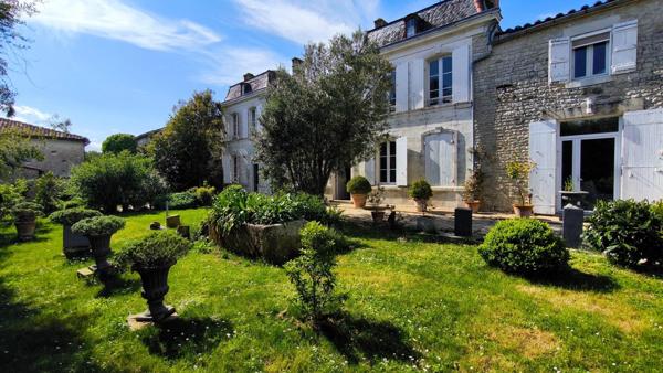 Maison de Maître avec un beau paysagé et un gite.