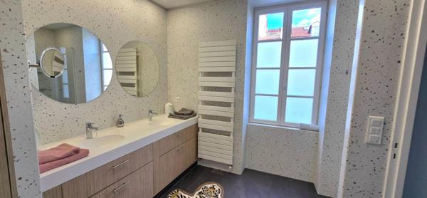 Maison de ville de type 9, surface habitable de 180 m², avec jardin et dépendance