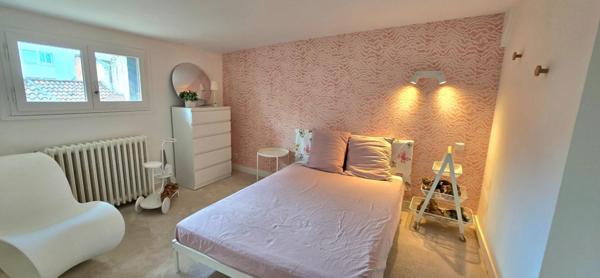 Maison de ville de type 9, surface habitable de 180 m², avec jardin et dépendance