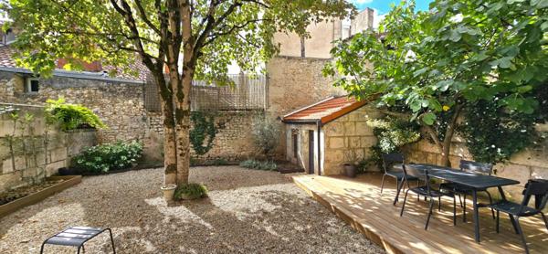 Maison de ville de type 9, surface habitable de 180 m², avec jardin et dépendance