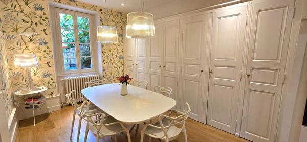 Maison de ville de type 9, surface habitable de 180 m², avec jardin et dépendance