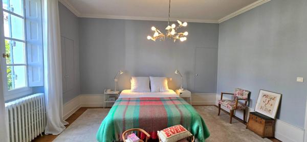 Maison de ville de type 9, surface habitable de 180 m², avec jardin et dépendance