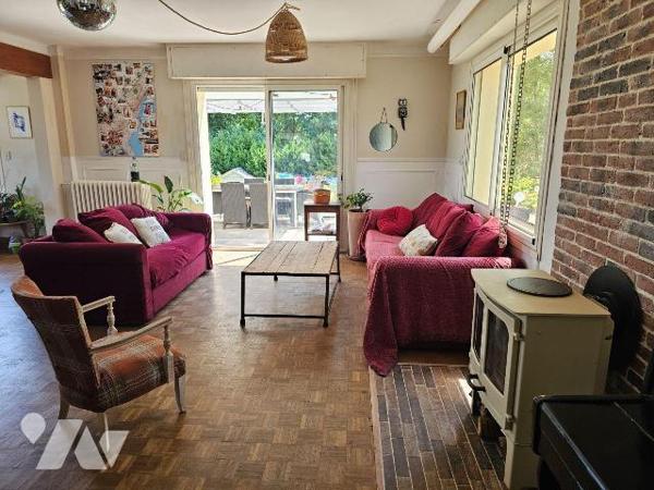 Cancale, dans un hameau en campagne, maison au calme entourée de verdure, comprenant : une entr...