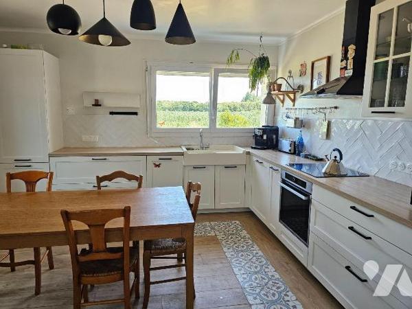 Cancale, dans un hameau en campagne, maison au calme entourée de verdure, comprenant : une entr...