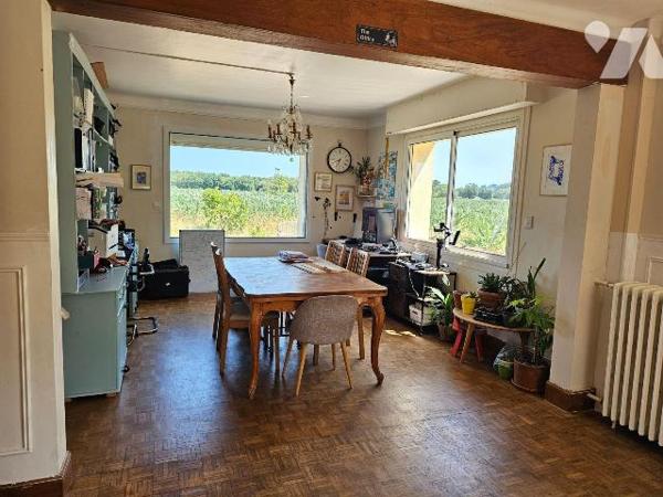 Cancale, dans un hameau en campagne, maison au calme entourée de verdure, comprenant : une entr...