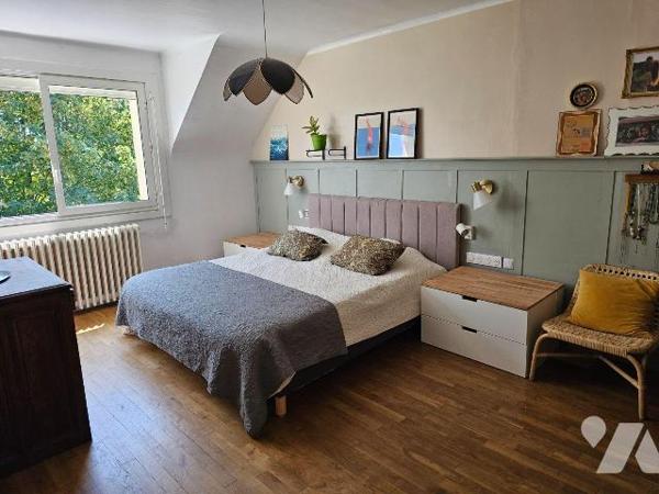 Cancale, dans un hameau en campagne, maison au calme entourée de verdure, comprenant : une entr...