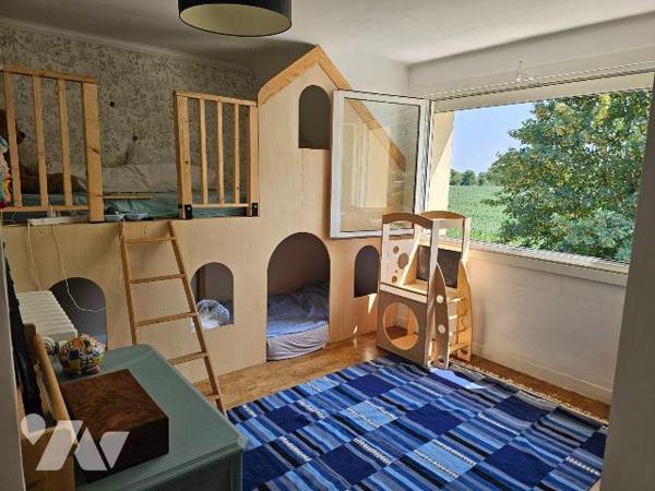 Cancale, dans un hameau en campagne, maison au calme entourée de verdure, comprenant : une entr...