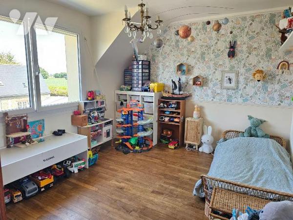 Cancale, dans un hameau en campagne, maison au calme entourée de verdure, comprenant : une entr...