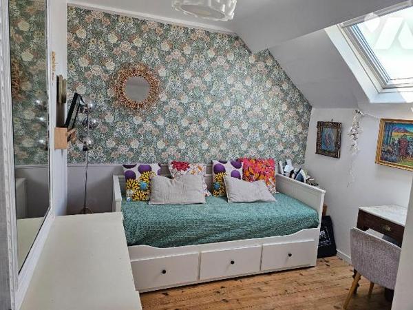 Cancale, dans un hameau en campagne, maison au calme entourée de verdure, comprenant : une entr...