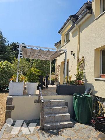 Cancale, dans un hameau en campagne, maison au calme entourée de verdure, comprenant : une entr...