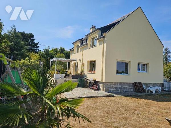 Cancale, dans un hameau en campagne, maison au calme entourée de verdure, comprenant : une entr...
