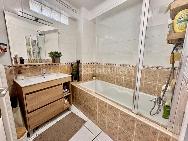 Vente
                Appartement78,02 m² - 4 Pièces -
                    NARBONNE (11100)
