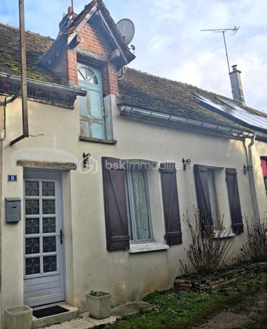 Charmante maison de village de plain-pied située à Domats, d'une surface habitable d'environ 62 m², datant des années 1900.
Maison idéale pour un premier achat, un pied-à-terre ou un investissement, avec un fort potentiel d'évolution grâce aux combles aménageables de 50 m²

Description du bien :

L'entrée s'ouvre sur un espace de vie lumineux comprenant,

• Un salon / salle à manger chaleureux
• Une cuisine ouverte équipée 
• La maison bénéficie d'une exposition idéale, le soleil le matin côté cuisine et le soleil le soir côté salon / salle à manger

Un couloir avec placard dessert :

• une chambre avec placard avec rangements étagères et penderie intégrés
• Une pièce polyvalente pouvant servir de buanderie ou bureau ou de loisirs disposant également d'un grand placard avec étagères et dans cette pièce, une ouverture au plafond permet d'accéder aux combles de 50 m²
• Une pièce permet de créer un coin détente, d'installer un espace pour étendre le linge, de profiter d'une zone bien éclairée naturellement grâce à un plafond laissant passer la lumière du jour
• Une salle d'eau moderne avec douche à l'italienne et WC 

Équipements et prestations :

• Chauffage électrique individuel par convecteurs
• Double vitrage sur l'ensemble de la maison
• VMC Fonctionnel
• Fibre installée
• Gestion des eaux pluviales par gouttières
• Tout-à-l'égout
• Toiture en bon état
• Maison entretenue avec travaux récents (peinture, carrelage, parquet et crépi)