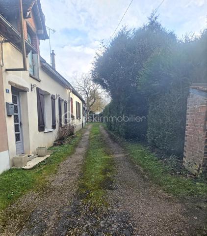 Charmante maison de village de plain-pied située à Domats, d'une surface habitable d'environ 62 m², datant des années 1900.
Maison idéale pour un premier achat, un pied-à-terre ou un investissement, avec un fort potentiel d'évolution grâce aux combles aménageables de 50 m²

Description du bien :

L'entrée s'ouvre sur un espace de vie lumineux comprenant,

• Un salon / salle à manger chaleureux
• Une cuisine ouverte équipée 
• La maison bénéficie d'une exposition idéale, le soleil le matin côté cuisine et le soleil le soir côté salon / salle à manger

Un couloir avec placard dessert :

• une chambre avec placard avec rangements étagères et penderie intégrés
• Une pièce polyvalente pouvant servir de buanderie ou bureau ou de loisirs disposant également d'un grand placard avec étagères et dans cette pièce, une ouverture au plafond permet d'accéder aux combles de 50 m²
• Une pièce permet de créer un coin détente, d'installer un espace pour étendre le linge, de profiter d'une zone bien éclairée naturellement grâce à un plafond laissant passer la lumière du jour
• Une salle d'eau moderne avec douche à l'italienne et WC 

Équipements et prestations :

• Chauffage électrique individuel par convecteurs
• Double vitrage sur l'ensemble de la maison
• VMC Fonctionnel
• Fibre installée
• Gestion des eaux pluviales par gouttières
• Tout-à-l'égout
• Toiture en bon état
• Maison entretenue avec travaux récents (peinture, carrelage, parquet et crépi)