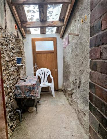 Charmante maison de village de plain-pied située à Domats, d'une surface habitable d'environ 62 m², datant des années 1900.
Maison idéale pour un premier achat, un pied-à-terre ou un investissement, avec un fort potentiel d'évolution grâce aux combles aménageables de 50 m²

Description du bien :

L'entrée s'ouvre sur un espace de vie lumineux comprenant,

• Un salon / salle à manger chaleureux
• Une cuisine ouverte équipée 
• La maison bénéficie d'une exposition idéale, le soleil le matin côté cuisine et le soleil le soir côté salon / salle à manger

Un couloir avec placard dessert :

• une chambre avec placard avec rangements étagères et penderie intégrés
• Une pièce polyvalente pouvant servir de buanderie ou bureau ou de loisirs disposant également d'un grand placard avec étagères et dans cette pièce, une ouverture au plafond permet d'accéder aux combles de 50 m²
• Une pièce permet de créer un coin détente, d'installer un espace pour étendre le linge, de profiter d'une zone bien éclairée naturellement grâce à un plafond laissant passer la lumière du jour
• Une salle d'eau moderne avec douche à l'italienne et WC 

Équipements et prestations :

• Chauffage électrique individuel par convecteurs
• Double vitrage sur l'ensemble de la maison
• VMC Fonctionnel
• Fibre installée
• Gestion des eaux pluviales par gouttières
• Tout-à-l'égout
• Toiture en bon état
• Maison entretenue avec travaux récents (peinture, carrelage, parquet et crépi)