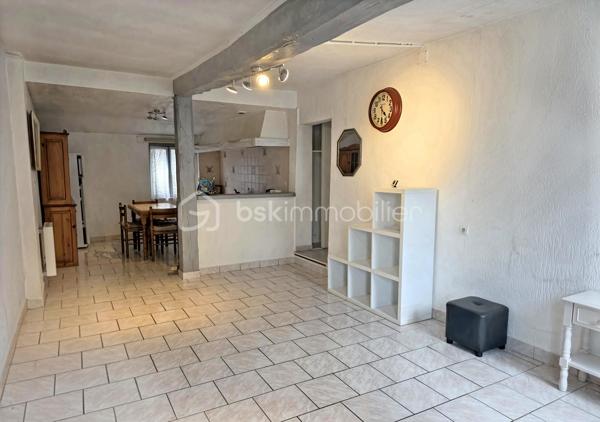 Charmante maison de village de plain-pied située à Domats, d'une surface habitable d'environ 62 m², datant des années 1900.
Maison idéale pour un premier achat, un pied-à-terre ou un investissement, avec un fort potentiel d'évolution grâce aux combles aménageables de 50 m²

Description du bien :

L'entrée s'ouvre sur un espace de vie lumineux comprenant,

• Un salon / salle à manger chaleureux
• Une cuisine ouverte équipée 
• La maison bénéficie d'une exposition idéale, le soleil le matin côté cuisine et le soleil le soir côté salon / salle à manger

Un couloir avec placard dessert :

• une chambre avec placard avec rangements étagères et penderie intégrés
• Une pièce polyvalente pouvant servir de buanderie ou bureau ou de loisirs disposant également d'un grand placard avec étagères et dans cette pièce, une ouverture au plafond permet d'accéder aux combles de 50 m²
• Une pièce permet de créer un coin détente, d'installer un espace pour étendre le linge, de profiter d'une zone bien éclairée naturellement grâce à un plafond laissant passer la lumière du jour
• Une salle d'eau moderne avec douche à l'italienne et WC 

Équipements et prestations :

• Chauffage électrique individuel par convecteurs
• Double vitrage sur l'ensemble de la maison
• VMC Fonctionnel
• Fibre installée
• Gestion des eaux pluviales par gouttières
• Tout-à-l'égout
• Toiture en bon état
• Maison entretenue avec travaux récents (peinture, carrelage, parquet et crépi)