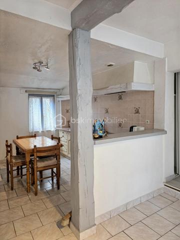 Charmante maison de village de plain-pied située à Domats, d'une surface habitable d'environ 62 m², datant des années 1900.
Maison idéale pour un premier achat, un pied-à-terre ou un investissement, avec un fort potentiel d'évolution grâce aux combles aménageables de 50 m²

Description du bien :

L'entrée s'ouvre sur un espace de vie lumineux comprenant,

• Un salon / salle à manger chaleureux
• Une cuisine ouverte équipée 
• La maison bénéficie d'une exposition idéale, le soleil le matin côté cuisine et le soleil le soir côté salon / salle à manger

Un couloir avec placard dessert :

• une chambre avec placard avec rangements étagères et penderie intégrés
• Une pièce polyvalente pouvant servir de buanderie ou bureau ou de loisirs disposant également d'un grand placard avec étagères et dans cette pièce, une ouverture au plafond permet d'accéder aux combles de 50 m²
• Une pièce permet de créer un coin détente, d'installer un espace pour étendre le linge, de profiter d'une zone bien éclairée naturellement grâce à un plafond laissant passer la lumière du jour
• Une salle d'eau moderne avec douche à l'italienne et WC 

Équipements et prestations :

• Chauffage électrique individuel par convecteurs
• Double vitrage sur l'ensemble de la maison
• VMC Fonctionnel
• Fibre installée
• Gestion des eaux pluviales par gouttières
• Tout-à-l'égout
• Toiture en bon état
• Maison entretenue avec travaux récents (peinture, carrelage, parquet et crépi)