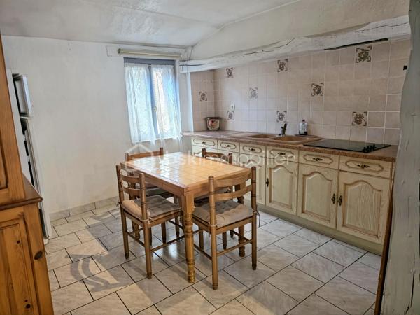 Charmante maison de village de plain-pied située à Domats, d'une surface habitable d'environ 62 m², datant des années 1900.
Maison idéale pour un premier achat, un pied-à-terre ou un investissement, avec un fort potentiel d'évolution grâce aux combles aménageables de 50 m²

Description du bien :

L'entrée s'ouvre sur un espace de vie lumineux comprenant,

• Un salon / salle à manger chaleureux
• Une cuisine ouverte équipée 
• La maison bénéficie d'une exposition idéale, le soleil le matin côté cuisine et le soleil le soir côté salon / salle à manger

Un couloir avec placard dessert :

• une chambre avec placard avec rangements étagères et penderie intégrés
• Une pièce polyvalente pouvant servir de buanderie ou bureau ou de loisirs disposant également d'un grand placard avec étagères et dans cette pièce, une ouverture au plafond permet d'accéder aux combles de 50 m²
• Une pièce permet de créer un coin détente, d'installer un espace pour étendre le linge, de profiter d'une zone bien éclairée naturellement grâce à un plafond laissant passer la lumière du jour
• Une salle d'eau moderne avec douche à l'italienne et WC 

Équipements et prestations :

• Chauffage électrique individuel par convecteurs
• Double vitrage sur l'ensemble de la maison
• VMC Fonctionnel
• Fibre installée
• Gestion des eaux pluviales par gouttières
• Tout-à-l'égout
• Toiture en bon état
• Maison entretenue avec travaux récents (peinture, carrelage, parquet et crépi)