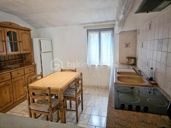 Charmante maison de village de plain-pied située à Domats, d'une surface habitable d'environ 62 m², datant des années 1900.
Maison idéale pour un premier achat, un pied-à-terre ou un investissement, avec un fort potentiel d'évolution grâce aux combles aménageables de 50 m²

Description du bien :

L'entrée s'ouvre sur un espace de vie lumineux comprenant,

• Un salon / salle à manger chaleureux
• Une cuisine ouverte équipée 
• La maison bénéficie d'une exposition idéale, le soleil le matin côté cuisine et le soleil le soir côté salon / salle à manger

Un couloir avec placard dessert :

• une chambre avec placard avec rangements étagères et penderie intégrés
• Une pièce polyvalente pouvant servir de buanderie ou bureau ou de loisirs disposant également d'un grand placard avec étagères et dans cette pièce, une ouverture au plafond permet d'accéder aux combles de 50 m²
• Une pièce permet de créer un coin détente, d'installer un espace pour étendre le linge, de profiter d'une zone bien éclairée naturellement grâce à un plafond laissant passer la lumière du jour
• Une salle d'eau moderne avec douche à l'italienne et WC 

Équipements et prestations :

• Chauffage électrique individuel par convecteurs
• Double vitrage sur l'ensemble de la maison
• VMC Fonctionnel
• Fibre installée
• Gestion des eaux pluviales par gouttières
• Tout-à-l'égout
• Toiture en bon état
• Maison entretenue avec travaux récents (peinture, carrelage, parquet et crépi)