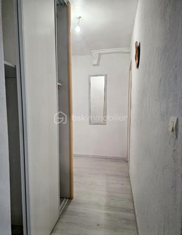 Charmante maison de village de plain-pied située à Domats, d'une surface habitable d'environ 62 m², datant des années 1900.
Maison idéale pour un premier achat, un pied-à-terre ou un investissement, avec un fort potentiel d'évolution grâce aux combles aménageables de 50 m²

Description du bien :

L'entrée s'ouvre sur un espace de vie lumineux comprenant,

• Un salon / salle à manger chaleureux
• Une cuisine ouverte équipée 
• La maison bénéficie d'une exposition idéale, le soleil le matin côté cuisine et le soleil le soir côté salon / salle à manger

Un couloir avec placard dessert :

• une chambre avec placard avec rangements étagères et penderie intégrés
• Une pièce polyvalente pouvant servir de buanderie ou bureau ou de loisirs disposant également d'un grand placard avec étagères et dans cette pièce, une ouverture au plafond permet d'accéder aux combles de 50 m²
• Une pièce permet de créer un coin détente, d'installer un espace pour étendre le linge, de profiter d'une zone bien éclairée naturellement grâce à un plafond laissant passer la lumière du jour
• Une salle d'eau moderne avec douche à l'italienne et WC 

Équipements et prestations :

• Chauffage électrique individuel par convecteurs
• Double vitrage sur l'ensemble de la maison
• VMC Fonctionnel
• Fibre installée
• Gestion des eaux pluviales par gouttières
• Tout-à-l'égout
• Toiture en bon état
• Maison entretenue avec travaux récents (peinture, carrelage, parquet et crépi)