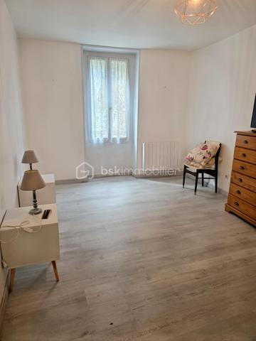 Charmante maison de village de plain-pied située à Domats, d'une surface habitable d'environ 62 m², datant des années 1900.
Maison idéale pour un premier achat, un pied-à-terre ou un investissement, avec un fort potentiel d'évolution grâce aux combles aménageables de 50 m²

Description du bien :

L'entrée s'ouvre sur un espace de vie lumineux comprenant,

• Un salon / salle à manger chaleureux
• Une cuisine ouverte équipée 
• La maison bénéficie d'une exposition idéale, le soleil le matin côté cuisine et le soleil le soir côté salon / salle à manger

Un couloir avec placard dessert :

• une chambre avec placard avec rangements étagères et penderie intégrés
• Une pièce polyvalente pouvant servir de buanderie ou bureau ou de loisirs disposant également d'un grand placard avec étagères et dans cette pièce, une ouverture au plafond permet d'accéder aux combles de 50 m²
• Une pièce permet de créer un coin détente, d'installer un espace pour étendre le linge, de profiter d'une zone bien éclairée naturellement grâce à un plafond laissant passer la lumière du jour
• Une salle d'eau moderne avec douche à l'italienne et WC 

Équipements et prestations :

• Chauffage électrique individuel par convecteurs
• Double vitrage sur l'ensemble de la maison
• VMC Fonctionnel
• Fibre installée
• Gestion des eaux pluviales par gouttières
• Tout-à-l'égout
• Toiture en bon état
• Maison entretenue avec travaux récents (peinture, carrelage, parquet et crépi)