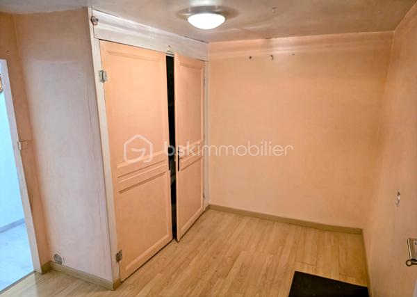 Charmante maison de village de plain-pied située à Domats, d'une surface habitable d'environ 62 m², datant des années 1900.
Maison idéale pour un premier achat, un pied-à-terre ou un investissement, avec un fort potentiel d'évolution grâce aux combles aménageables de 50 m²

Description du bien :

L'entrée s'ouvre sur un espace de vie lumineux comprenant,

• Un salon / salle à manger chaleureux
• Une cuisine ouverte équipée 
• La maison bénéficie d'une exposition idéale, le soleil le matin côté cuisine et le soleil le soir côté salon / salle à manger

Un couloir avec placard dessert :

• une chambre avec placard avec rangements étagères et penderie intégrés
• Une pièce polyvalente pouvant servir de buanderie ou bureau ou de loisirs disposant également d'un grand placard avec étagères et dans cette pièce, une ouverture au plafond permet d'accéder aux combles de 50 m²
• Une pièce permet de créer un coin détente, d'installer un espace pour étendre le linge, de profiter d'une zone bien éclairée naturellement grâce à un plafond laissant passer la lumière du jour
• Une salle d'eau moderne avec douche à l'italienne et WC 

Équipements et prestations :

• Chauffage électrique individuel par convecteurs
• Double vitrage sur l'ensemble de la maison
• VMC Fonctionnel
• Fibre installée
• Gestion des eaux pluviales par gouttières
• Tout-à-l'égout
• Toiture en bon état
• Maison entretenue avec travaux récents (peinture, carrelage, parquet et crépi)