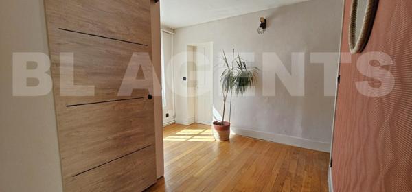 Maison de ville 94 m² sans travaux / Extérieurs clos / Grand GARAGE + Dépendance / Toutes commodités