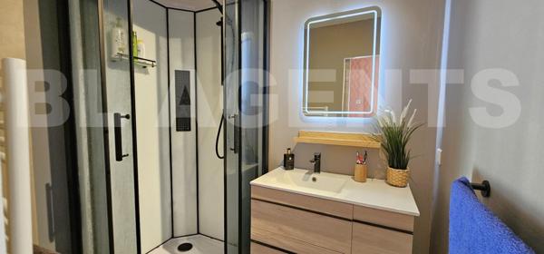 Maison de ville 94 m² sans travaux / Extérieurs clos / Grand GARAGE + Dépendance / Toutes commodités