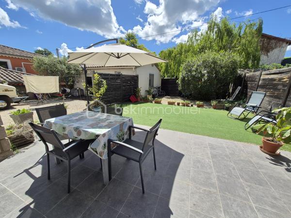 Ensemble immobilier à Aubenas – Résidence principale + revenu locatif
📍 Localisation
    • Quartier calme et recherché 
    • Petite copropriété (2 lots seulement) 

🏡 Bas de villa – T4 de 81 m² (entièrement rénové)
    • Pièces : 
        ◦ 1 grande pièce de vie lumineuse 
        ◦ 3 chambres 
        ◦ 1 cuisine fonctionnelle 
        ◦ 1 salle d’eau moderne (baignoire + douche) 
        ◦ 2 WC 
    • Confort : 
        ◦ Chauffage/climatisation réversible 
        ◦ Terrasse + cour privative 

💼 Logement indépendant – T2 de 30 m² (prêt à louer)
    • Pièces : 
        ◦ 1 séjour avec cuisine 
        ◦ 1 chambre 
        ◦ 1 salle d’eau 
    • Confort : 
        ◦ Climatisation réversible 

✨ Atouts majeurs

    • Rendement locatif intéressant (ou rapprochement familial) 
    • Copropriété simplifiée (2 copropriétaires) 
    • Extérieurs : terrasse et cour pour les moments de détente 

Idéal pour :
    • Une résidence principale avec revenu complémentaire 
    • Un investissement locatif