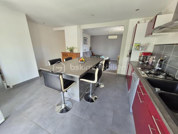 Ensemble immobilier à Aubenas – Résidence principale + revenu locatif
📍 Localisation
    • Quartier calme et recherché 
    • Petite copropriété (2 lots seulement) 

🏡 Bas de villa – T4 de 81 m² (entièrement rénové)
    • Pièces : 
        ◦ 1 grande pièce de vie lumineuse 
        ◦ 3 chambres 
        ◦ 1 cuisine fonctionnelle 
        ◦ 1 salle d’eau moderne (baignoire + douche) 
        ◦ 2 WC 
    • Confort : 
        ◦ Chauffage/climatisation réversible 
        ◦ Terrasse + cour privative 

💼 Logement indépendant – T2 de 30 m² (prêt à louer)
    • Pièces : 
        ◦ 1 séjour avec cuisine 
        ◦ 1 chambre 
        ◦ 1 salle d’eau 
    • Confort : 
        ◦ Climatisation réversible 

✨ Atouts majeurs

    • Rendement locatif intéressant (ou rapprochement familial) 
    • Copropriété simplifiée (2 copropriétaires) 
    • Extérieurs : terrasse et cour pour les moments de détente 

Idéal pour :
    • Une résidence principale avec revenu complémentaire 
    • Un investissement locatif