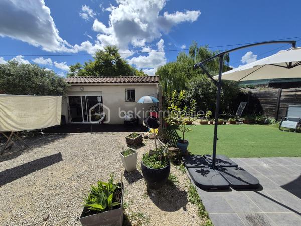 Ensemble immobilier à Aubenas – Résidence principale + revenu locatif
📍 Localisation
    • Quartier calme et recherché 
    • Petite copropriété (2 lots seulement) 

🏡 Bas de villa – T4 de 81 m² (entièrement rénové)
    • Pièces : 
        ◦ 1 grande pièce de vie lumineuse 
        ◦ 3 chambres 
        ◦ 1 cuisine fonctionnelle 
        ◦ 1 salle d’eau moderne (baignoire + douche) 
        ◦ 2 WC 
    • Confort : 
        ◦ Chauffage/climatisation réversible 
        ◦ Terrasse + cour privative 

💼 Logement indépendant – T2 de 30 m² (prêt à louer)
    • Pièces : 
        ◦ 1 séjour avec cuisine 
        ◦ 1 chambre 
        ◦ 1 salle d’eau 
    • Confort : 
        ◦ Climatisation réversible 

✨ Atouts majeurs

    • Rendement locatif intéressant (ou rapprochement familial) 
    • Copropriété simplifiée (2 copropriétaires) 
    • Extérieurs : terrasse et cour pour les moments de détente 

Idéal pour :
    • Une résidence principale avec revenu complémentaire 
    • Un investissement locatif