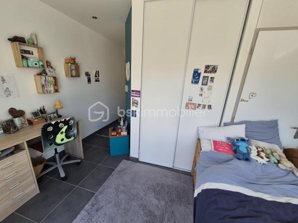 Ensemble immobilier à Aubenas – Résidence principale + revenu locatif
📍 Localisation
    • Quartier calme et recherché 
    • Petite copropriété (2 lots seulement) 

🏡 Bas de villa – T4 de 81 m² (entièrement rénové)
    • Pièces : 
        ◦ 1 grande pièce de vie lumineuse 
        ◦ 3 chambres 
        ◦ 1 cuisine fonctionnelle 
        ◦ 1 salle d’eau moderne (baignoire + douche) 
        ◦ 2 WC 
    • Confort : 
        ◦ Chauffage/climatisation réversible 
        ◦ Terrasse + cour privative 

💼 Logement indépendant – T2 de 30 m² (prêt à louer)
    • Pièces : 
        ◦ 1 séjour avec cuisine 
        ◦ 1 chambre 
        ◦ 1 salle d’eau 
    • Confort : 
        ◦ Climatisation réversible 

✨ Atouts majeurs

    • Rendement locatif intéressant (ou rapprochement familial) 
    • Copropriété simplifiée (2 copropriétaires) 
    • Extérieurs : terrasse et cour pour les moments de détente 

Idéal pour :
    • Une résidence principale avec revenu complémentaire 
    • Un investissement locatif