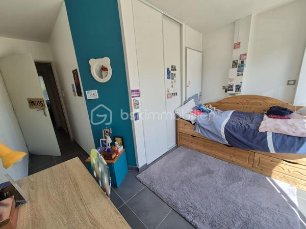 Ensemble immobilier à Aubenas – Résidence principale + revenu locatif
📍 Localisation
    • Quartier calme et recherché 
    • Petite copropriété (2 lots seulement) 

🏡 Bas de villa – T4 de 81 m² (entièrement rénové)
    • Pièces : 
        ◦ 1 grande pièce de vie lumineuse 
        ◦ 3 chambres 
        ◦ 1 cuisine fonctionnelle 
        ◦ 1 salle d’eau moderne (baignoire + douche) 
        ◦ 2 WC 
    • Confort : 
        ◦ Chauffage/climatisation réversible 
        ◦ Terrasse + cour privative 

💼 Logement indépendant – T2 de 30 m² (prêt à louer)
    • Pièces : 
        ◦ 1 séjour avec cuisine 
        ◦ 1 chambre 
        ◦ 1 salle d’eau 
    • Confort : 
        ◦ Climatisation réversible 

✨ Atouts majeurs

    • Rendement locatif intéressant (ou rapprochement familial) 
    • Copropriété simplifiée (2 copropriétaires) 
    • Extérieurs : terrasse et cour pour les moments de détente 

Idéal pour :
    • Une résidence principale avec revenu complémentaire 
    • Un investissement locatif