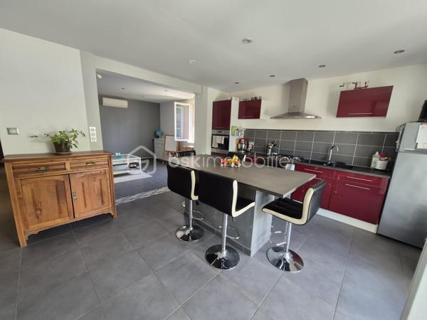 Ensemble immobilier à Aubenas – Résidence principale + revenu locatif
📍 Localisation
    • Quartier calme et recherché 
    • Petite copropriété (2 lots seulement) 

🏡 Bas de villa – T4 de 81 m² (entièrement rénové)
    • Pièces : 
        ◦ 1 grande pièce de vie lumineuse 
        ◦ 3 chambres 
        ◦ 1 cuisine fonctionnelle 
        ◦ 1 salle d’eau moderne (baignoire + douche) 
        ◦ 2 WC 
    • Confort : 
        ◦ Chauffage/climatisation réversible 
        ◦ Terrasse + cour privative 

💼 Logement indépendant – T2 de 30 m² (prêt à louer)
    • Pièces : 
        ◦ 1 séjour avec cuisine 
        ◦ 1 chambre 
        ◦ 1 salle d’eau 
    • Confort : 
        ◦ Climatisation réversible 

✨ Atouts majeurs

    • Rendement locatif intéressant (ou rapprochement familial) 
    • Copropriété simplifiée (2 copropriétaires) 
    • Extérieurs : terrasse et cour pour les moments de détente 

Idéal pour :
    • Une résidence principale avec revenu complémentaire 
    • Un investissement locatif