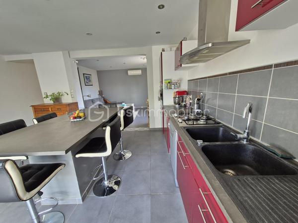 Ensemble immobilier à Aubenas – Résidence principale + revenu locatif
📍 Localisation
    • Quartier calme et recherché 
    • Petite copropriété (2 lots seulement) 

🏡 Bas de villa – T4 de 81 m² (entièrement rénové)
    • Pièces : 
        ◦ 1 grande pièce de vie lumineuse 
        ◦ 3 chambres 
        ◦ 1 cuisine fonctionnelle 
        ◦ 1 salle d’eau moderne (baignoire + douche) 
        ◦ 2 WC 
    • Confort : 
        ◦ Chauffage/climatisation réversible 
        ◦ Terrasse + cour privative 

💼 Logement indépendant – T2 de 30 m² (prêt à louer)
    • Pièces : 
        ◦ 1 séjour avec cuisine 
        ◦ 1 chambre 
        ◦ 1 salle d’eau 
    • Confort : 
        ◦ Climatisation réversible 

✨ Atouts majeurs

    • Rendement locatif intéressant (ou rapprochement familial) 
    • Copropriété simplifiée (2 copropriétaires) 
    • Extérieurs : terrasse et cour pour les moments de détente 

Idéal pour :
    • Une résidence principale avec revenu complémentaire 
    • Un investissement locatif